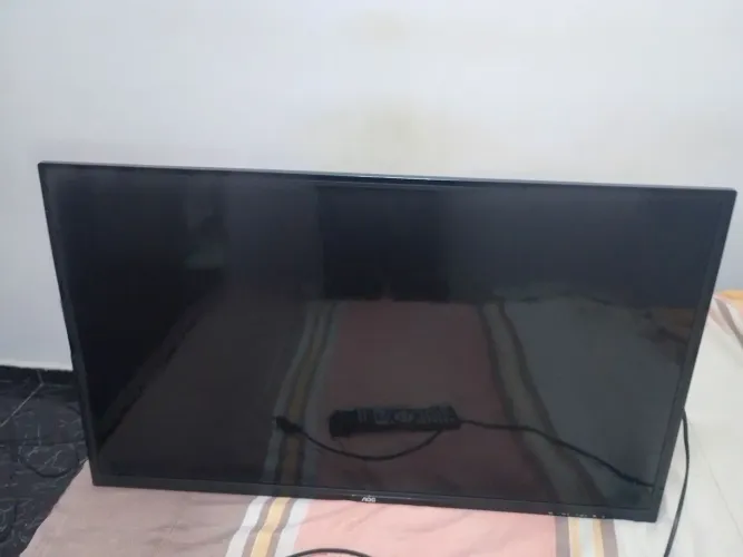 Vende-se tv AOC a tv não tá ligado não e smart a  tela tá ótima 