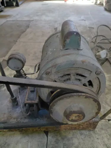 Compressor antigo , motor funcionando perfeitamente,no estado da foto