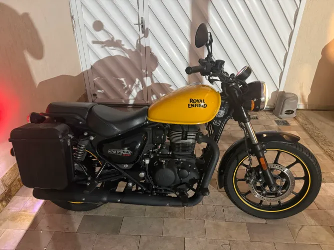 Meteor 350 moto ROYAL ENFIELD