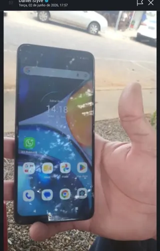 Vendo moto G 22 128 gigas tela trincada mais não interfere em nada