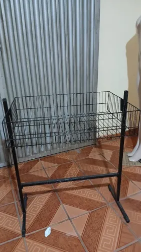 Cesto expositor para loja