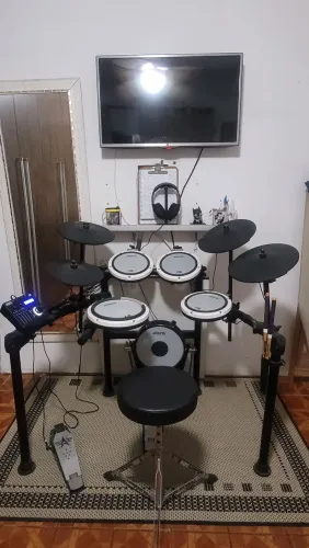 BATERIA ELETRÔNICA AROMA TDX II, COM BANCO, FONE, TAPETE, BOLSA COM BAQUETAS E PAD GORILA.