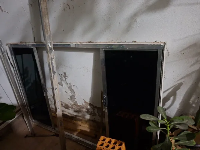 Porta 2,10x75 + janela vitro 1,50x1,00