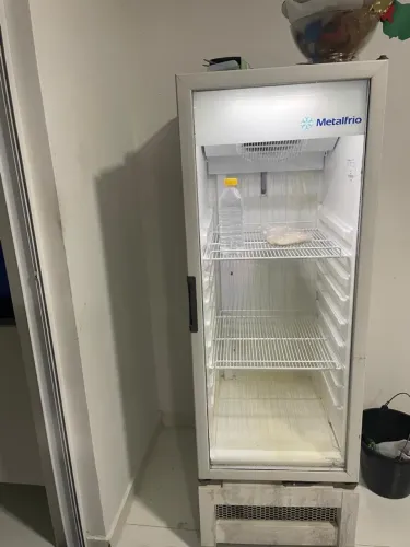 Vende-se expositora metalfrio 259 litros