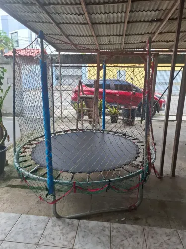 Vendo pula pula, balanço c escorrega e mesa de totó