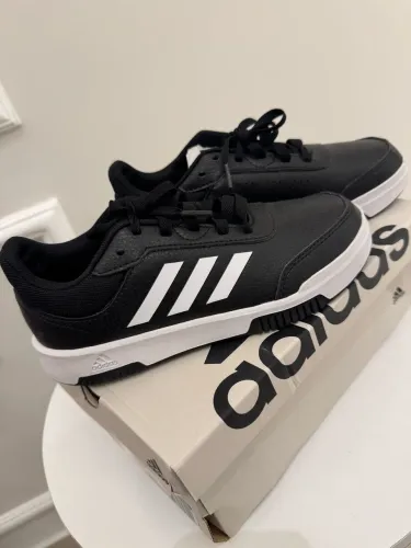 Tênis adidas novo