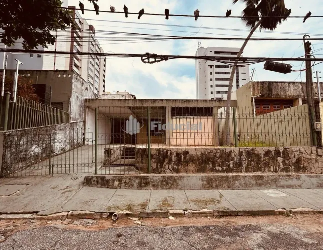 Casa comercial com 259m², composta por amplo salão, WC social, 3 salas/quartos (sendo 1 su