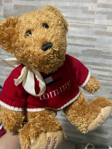 Urso de pelúcia modelo Teddy da marca Tommy Hilfiger