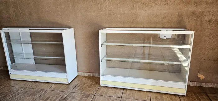 Balcão com vitrine para loja