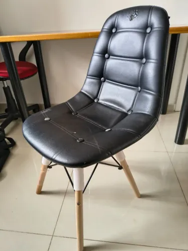 Cadeira Estilo Eames Preta Base Madeira Moderna Sala Escritório