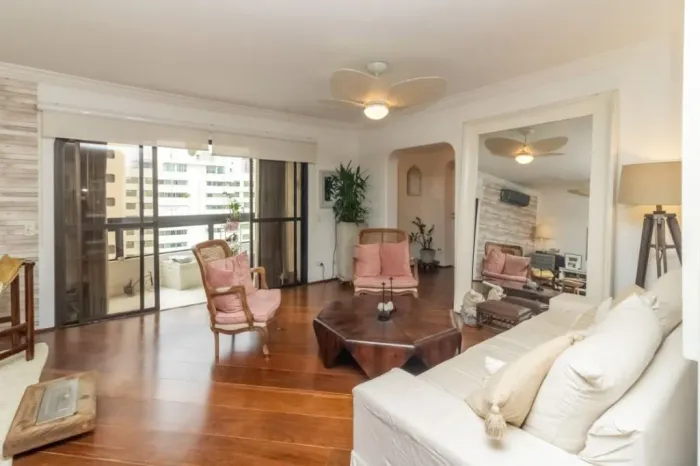 Apartamento na Aclimação com 3 quartos, sendo 2 suítes, 200m², 3 vagas.