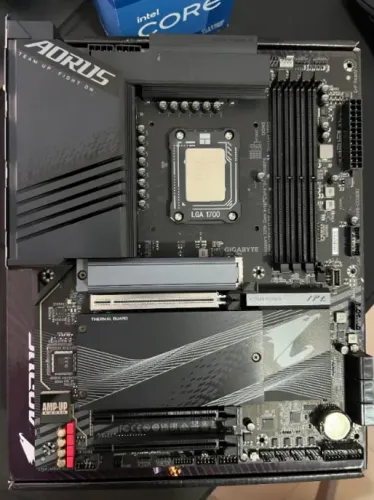 Vendo Placa-Mãe Z790 Aorus Elite AX - Como nova, com caixa e apenas 1 mês de uso!