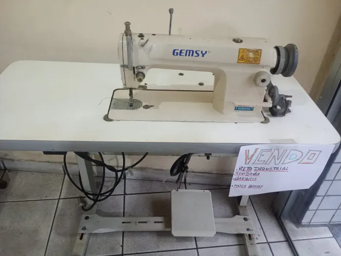 Vendo máquina de costura reta industrial.