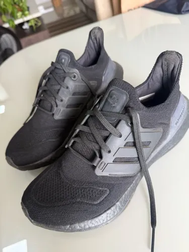 Tenis Adidas Ultraboost cor preto 38 (forma pequena serve 38)