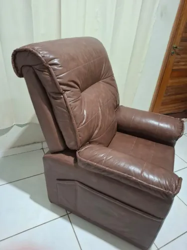 Vendo 01 Ar Condicionado Semi Novo e 01 Poltrona Ferrari Reclinável nova