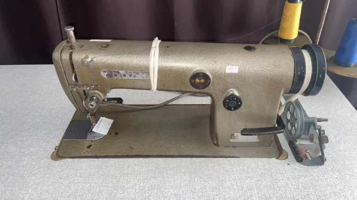máquina de costura industrial