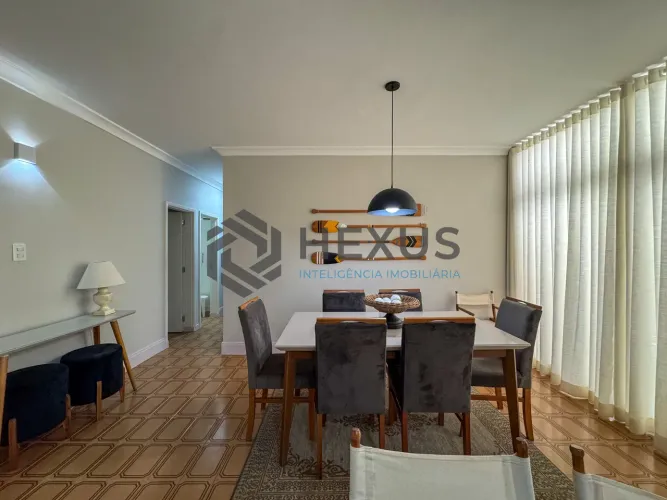 Apartamento reformado com varanda na quadra mar da Praia das Pitangueiras, Guaruja