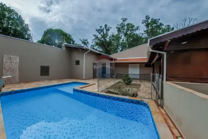 Imóvel residencial com 3 quartos sendo 1 suíte, área de lazer completa e um imóvel comerci