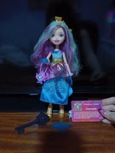 Boneca Madeline Hatter (Maddie) Ever after High Clube das Princesas Poderosas Completa