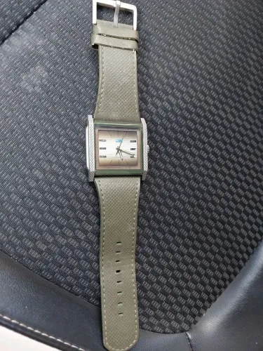 RELÓGIO QUADRADO DE PULSO PULSEIRA COURO SÓ VENDA NÃO TROCO POR NADA