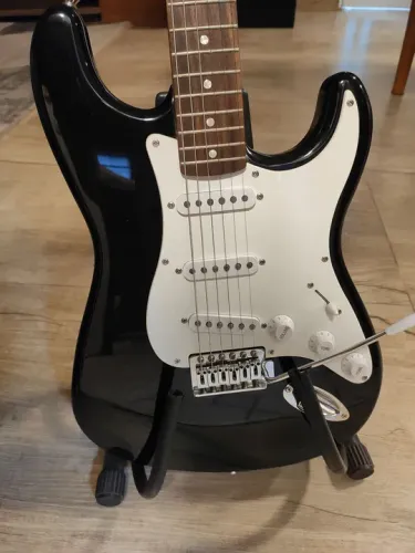 Guitarra Fender statocaster nova!