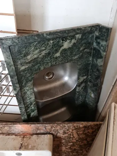 Tampo em granito cinza itálico, 2 cubas inox  1,30 x 0,80 com anexo em L 1,20 x 1,20