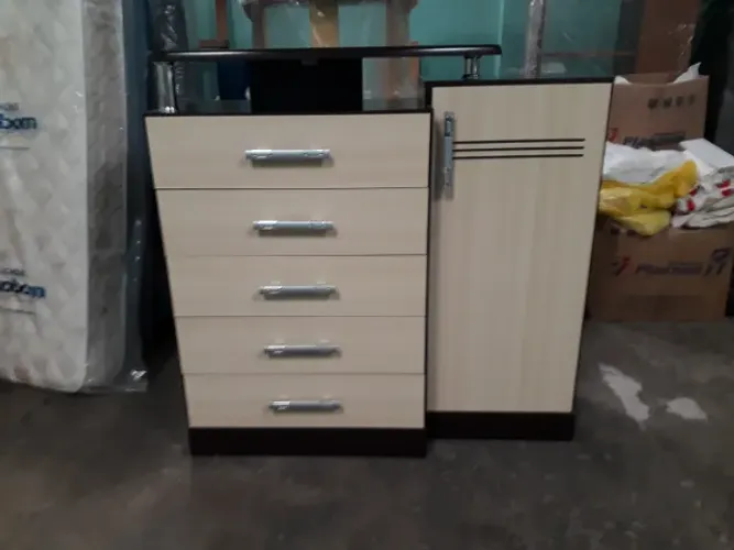 Oportunidade! Cômoda com 05 Gavetas e 01 Porta em MDF