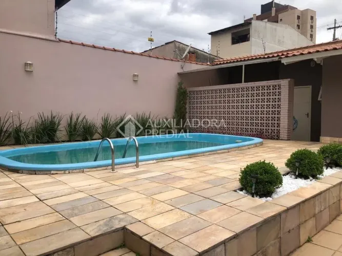 Casa decorada com piscina