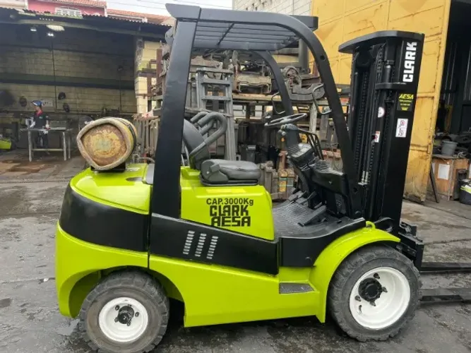Empilhadeira GLP Clark, C30L, Capacidade 3.000Kg