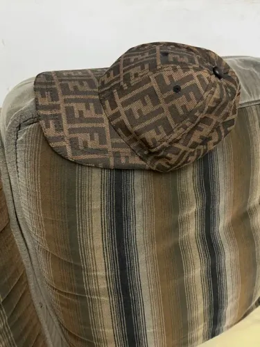 Boné Fendi monograma 