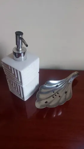 2 Saboneteiras (1 Louça Branca e 1 Inox Tipo Folha) - Avulsas ou Combo com Desconto