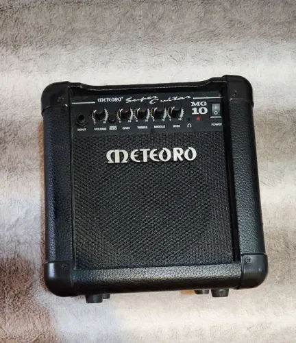 Caixa de Som Cubo Meteoro MG-10 com distorção