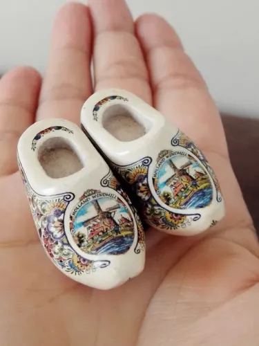 Miniatura de sapatinhos de madeira com imã atrás Holandeses