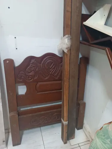 Vendo cama de solteiro, não acompanha colchão nem os parafusos, cama para vida toda