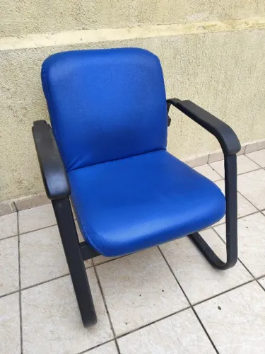 Poltrona / Cadeira Confortável com Braços em Couro Azul
