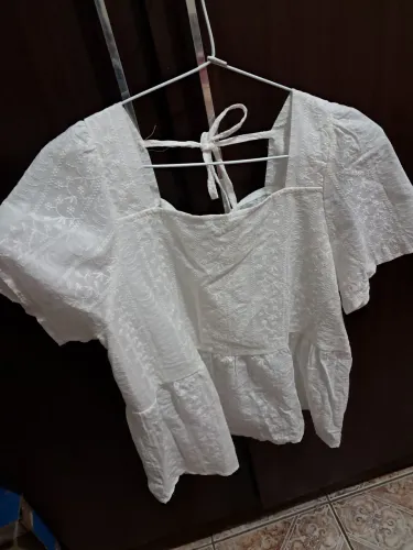 Blusa branca em less Lovito.