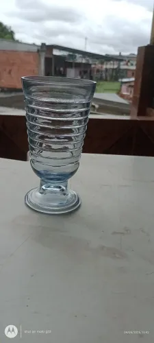 Taça de vidro canelada para drinks e sobremesas