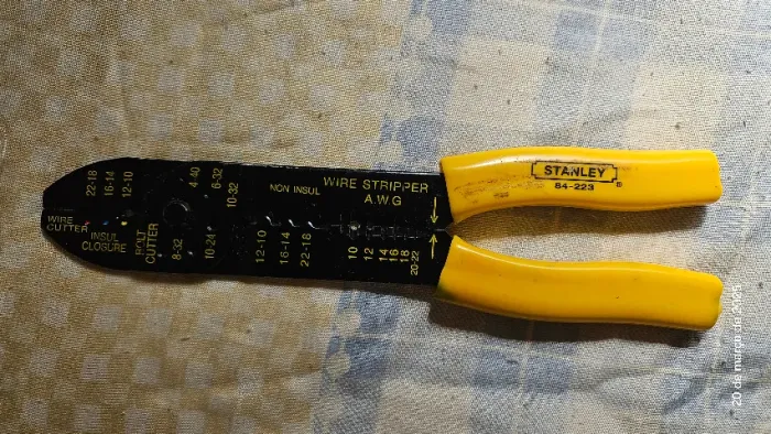 Alicate Eletricista Crimpador Desencapa Fios Prensa Terminal 84-223