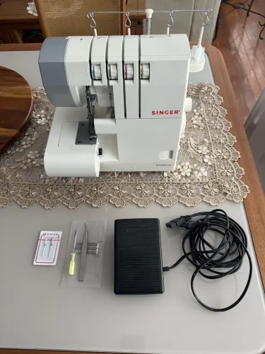 Máquina Overloque da Singer