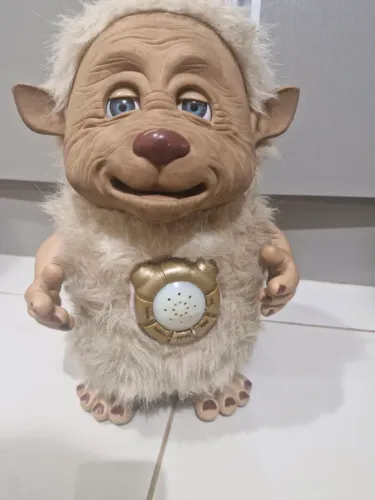 Boneco Yano contador de histórias- interativo