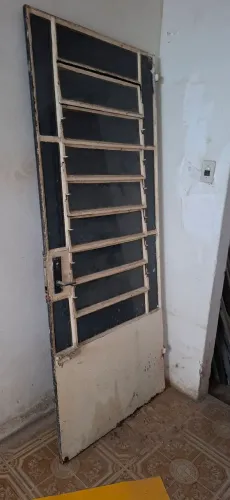 Porta de ferro com basculante