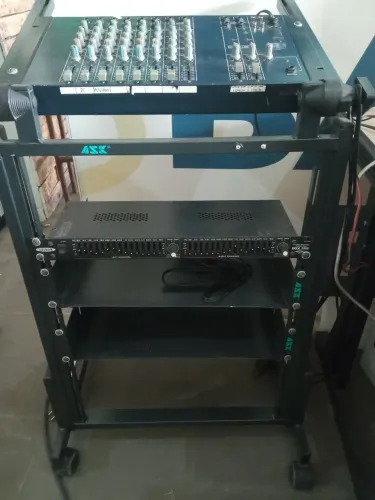 Rack de Som Com mesa de 8 canais- Mixer a testar os canais. Equalizador e Rack