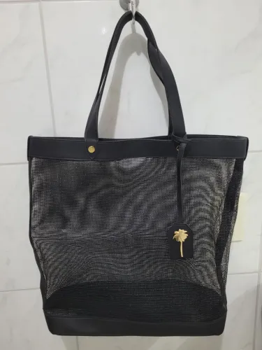 Bolsa  tote baoba preta com detalhe dourado e couro .
