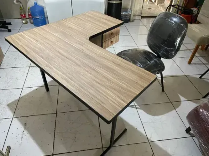 - Mesa L mdf cor pinus, com duas gavetas- frete grátis