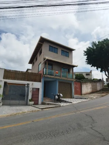 VENDO UM PREDINHO DE TRÊS ANDAR .