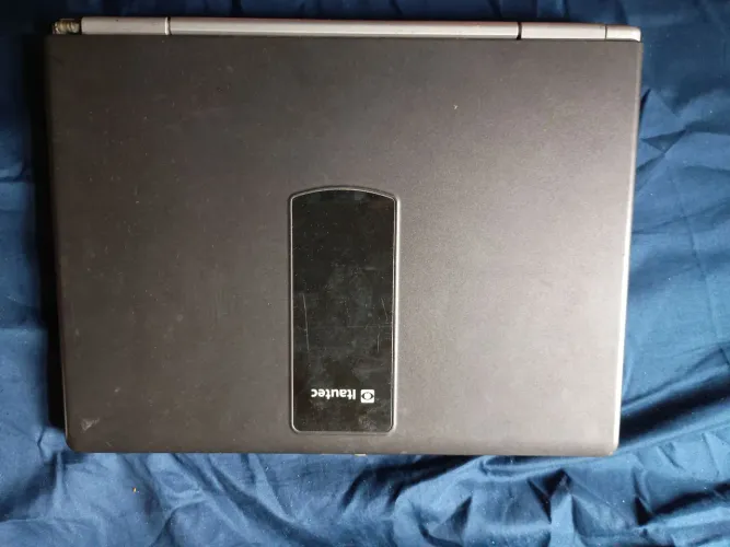 Notebook Itautec com defeito.