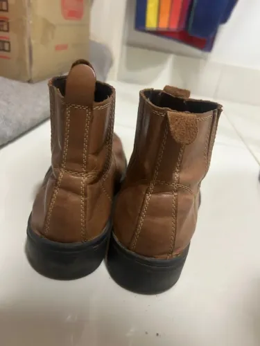 Botas ou botina de couro marrom