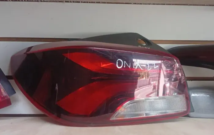 LANTERNA TRASEIRA ESQUERDA CHEVROLET ONIX HATCH 22 SEM LED 