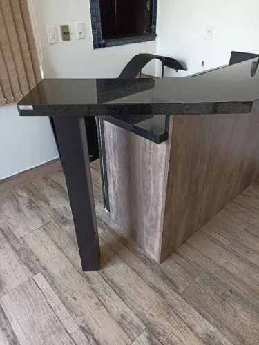 Bancada de churrasqueira com tampo de granito
