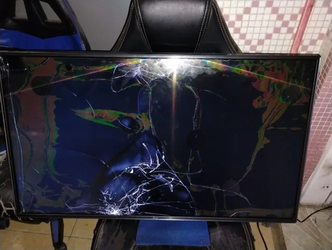 TV LG LED SMart 43 Polegadas Modelo 43LH6000 Tela trincada ligando 